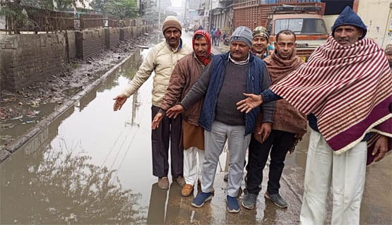 Passengers are facing problems due to waterlogging on the road adjacent to the trauma center